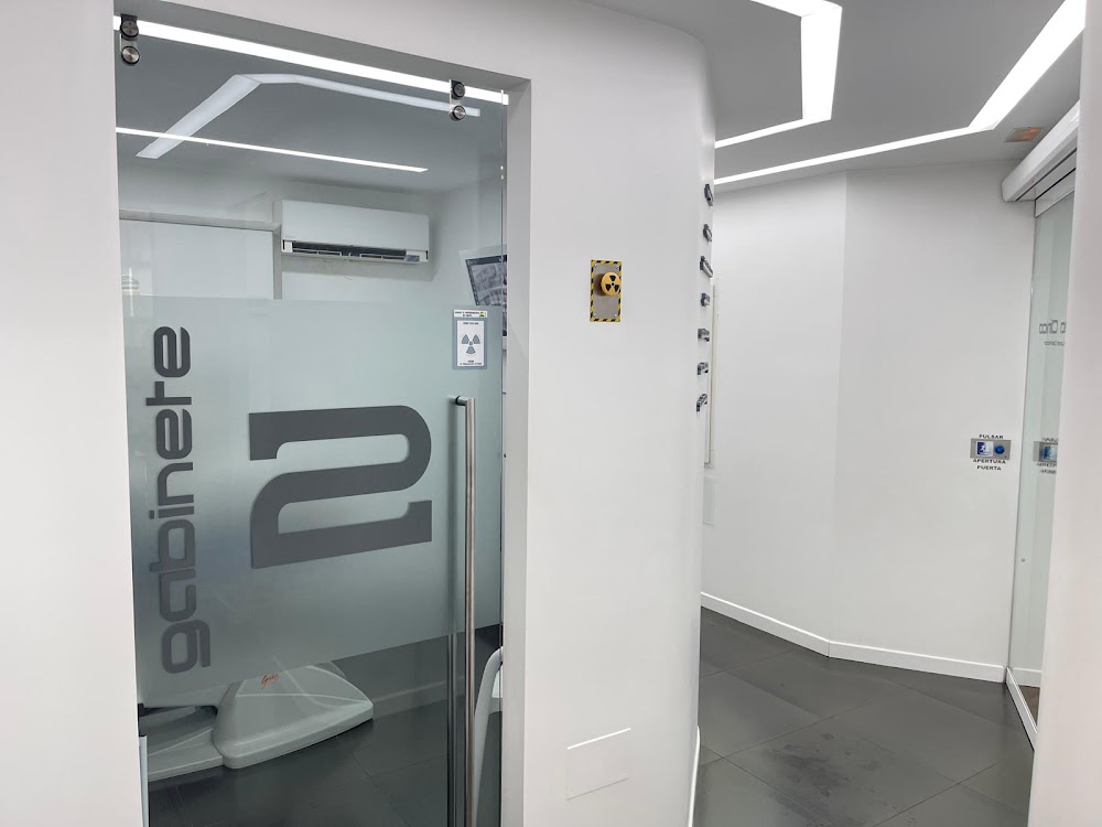 Clínica Dental Antonio Martínez Vélez-Málaga. Dentista especializado en implantes dentales.